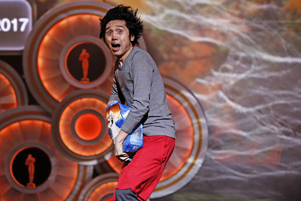 边救人边拍视频,见义智为没啥不好‘三亿体育’(图1) 三亿体育官网