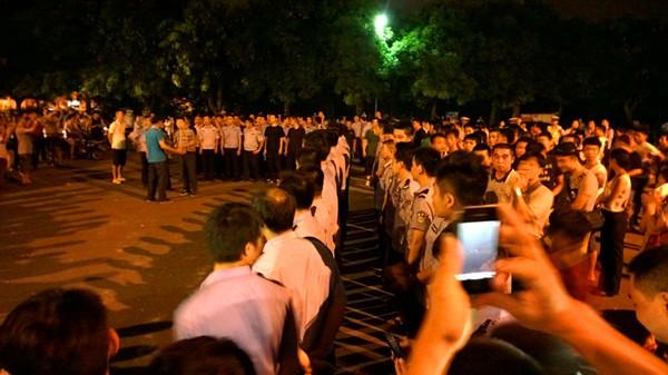 三亿体育官网:夜嫁(图1) 三亿体育