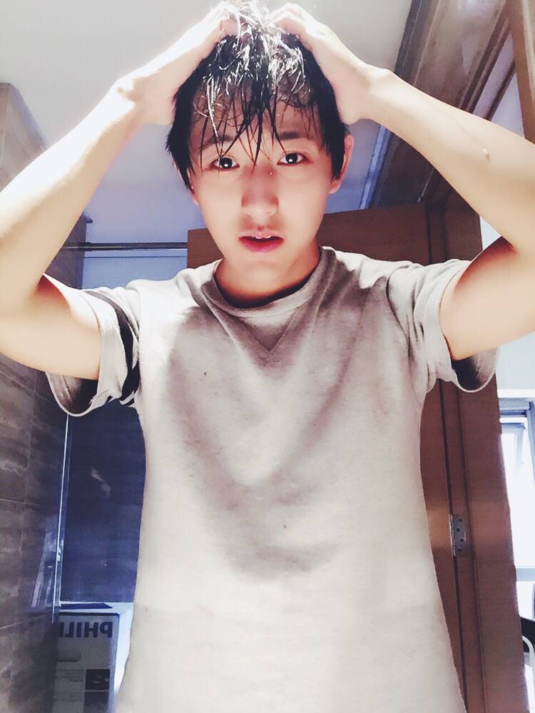 民警摆摊卖草莓真的值得点赞吗?“三亿体育手机版”(图2) 三亿体育