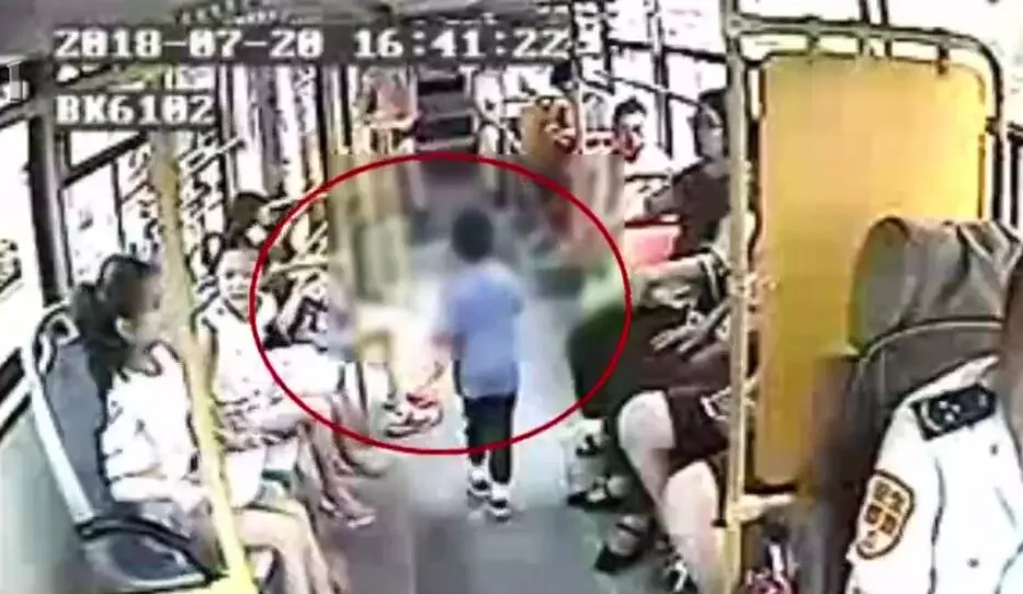 ‘三亿体育’孙怡和李沁是双胞胎吗 孙怡李沁对比照这长的也太像了(图4) 三亿体育